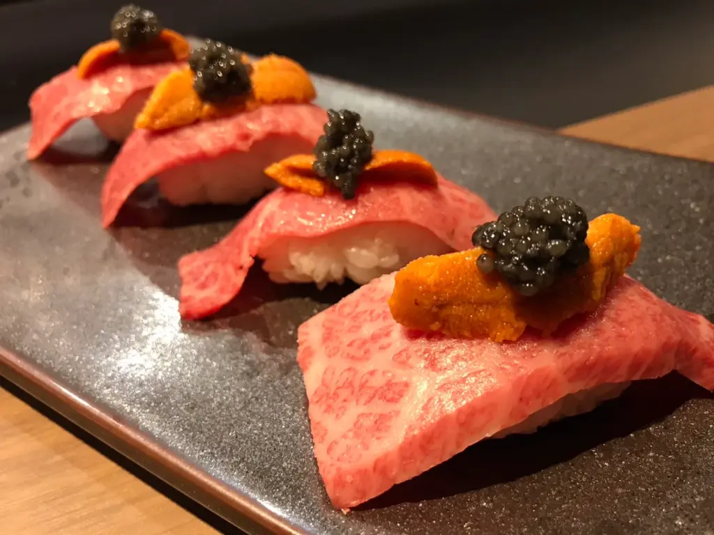 焼肉匠 勝善の和牛と雲丹を使った華やかな肉料理イメージ