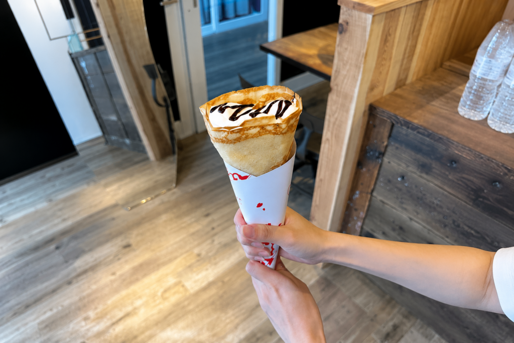 ジラフクレープ 新宿店のクレープを手に持つ新宿スイーツ紹介画像
