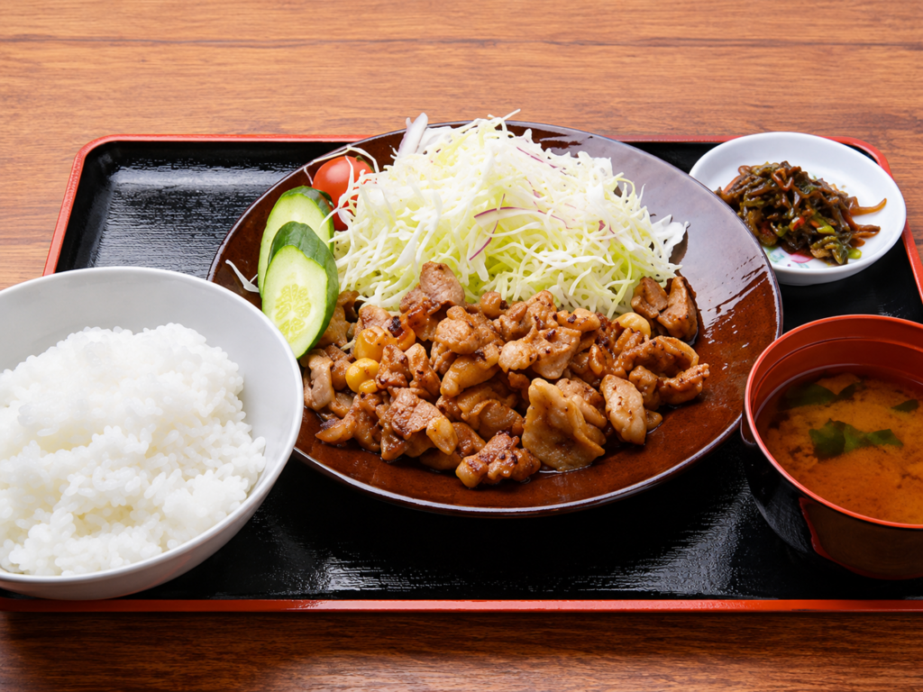 道の駅したらの清嶺食堂で味わえるご飯とみそ汁付きの定食メニュー