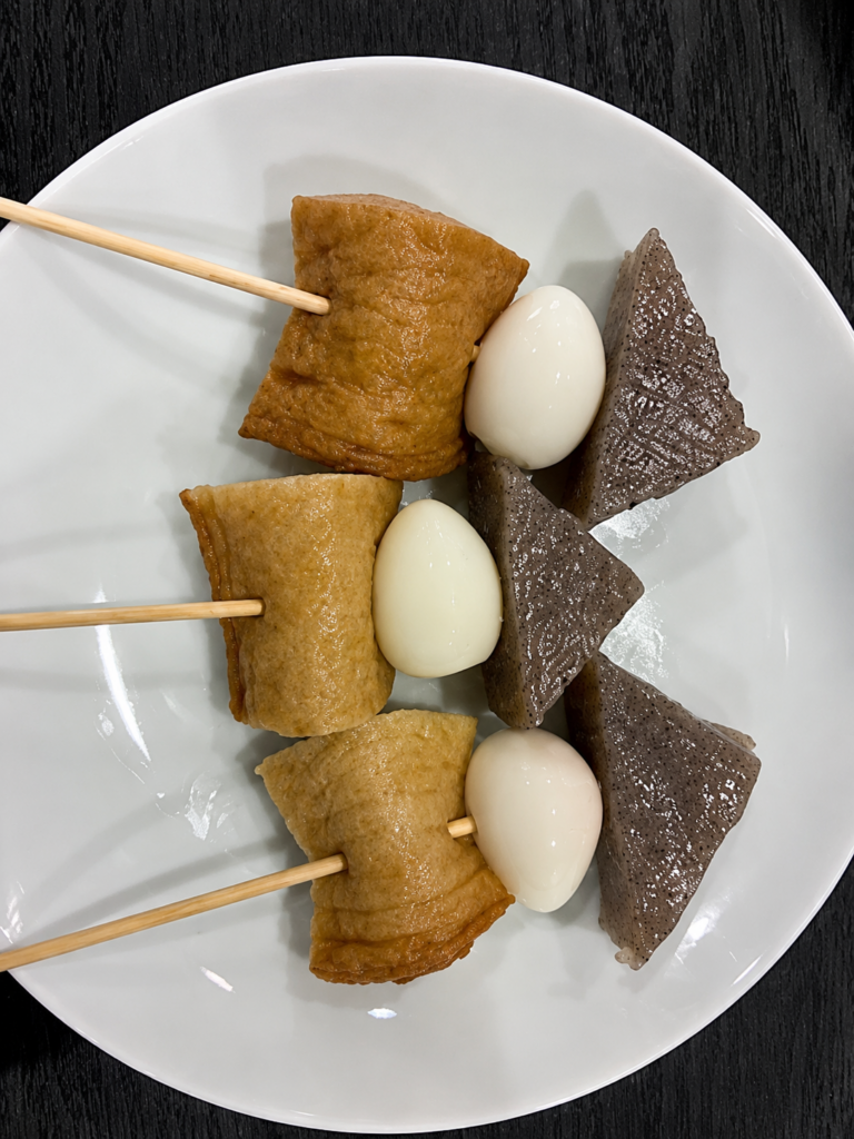 門司港の居酒屋・紡ぎ舎で提供される黒い出汁が特徴の門司港おでん