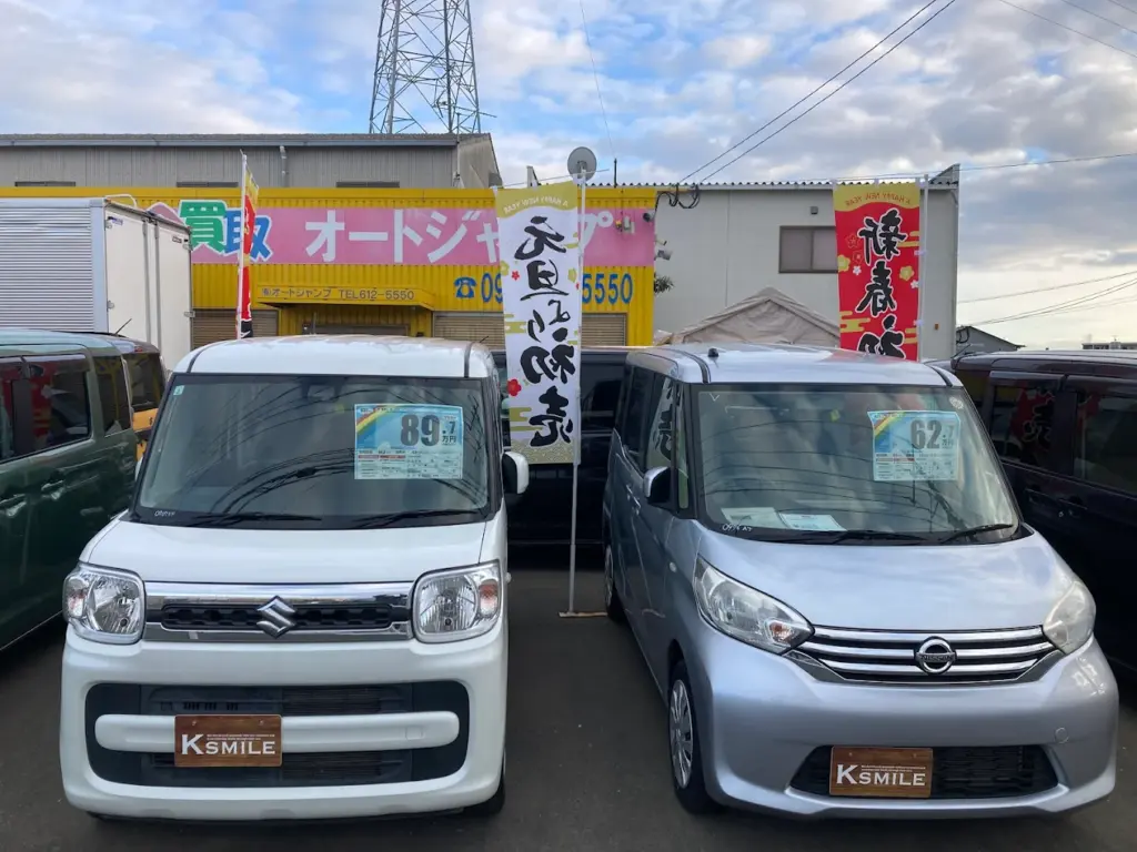 Kスマイル福岡店に並ぶ軽自動車の在庫車両と中古車販売店の様子