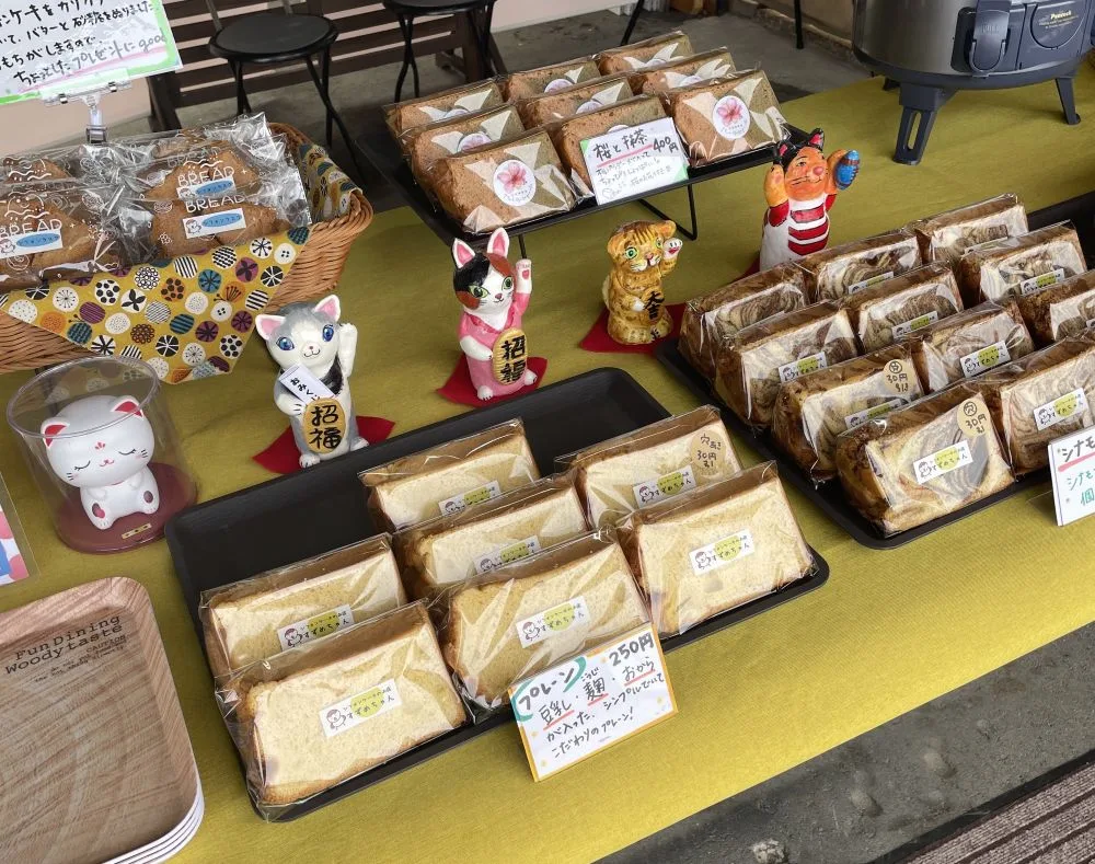 シフォンケーキの店すずめちゃんで販売される包装済みの手作りシフォンケーキ