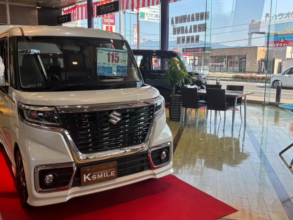 香川県三木町にある軽スマイル 高松店の軽自動車販売店外観