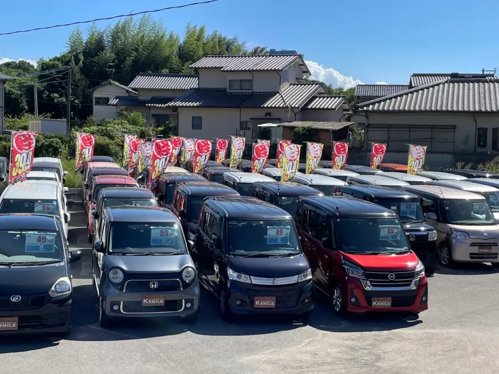 福岡県飯塚市の軽39.8万円専門店 軽スマイル飯塚店の店舗外観と展示車両