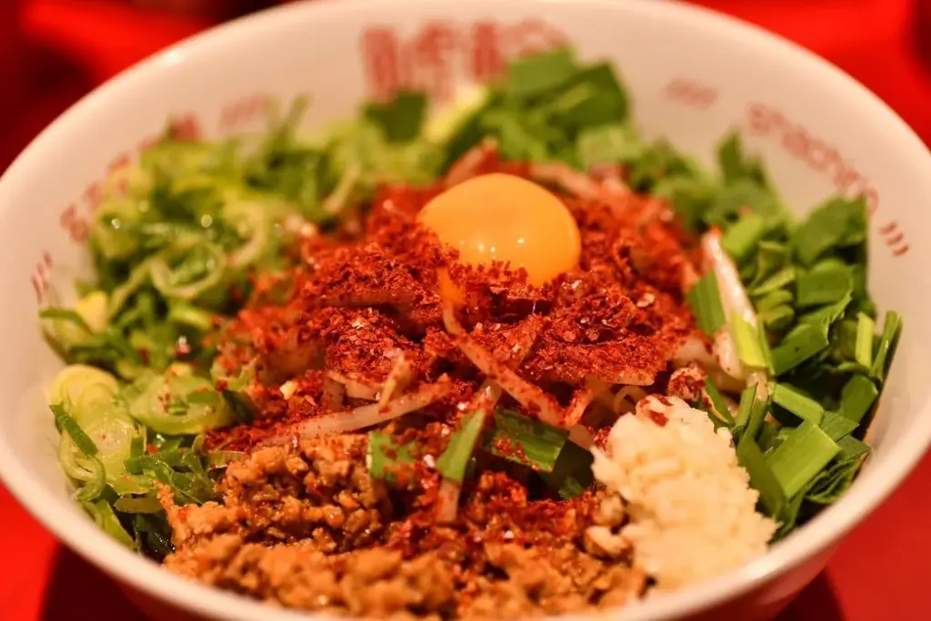名古屋辛麺 鯱輪の唐辛子と卵黄が印象的な辛麺メニュー