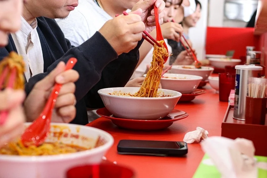 名古屋辛麺 鯱輪の店内でお客様がまぜそばを食べている様子