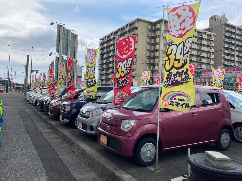 軽スマイルの軽自動車専門店としての店舗外観と在庫車両の写真
