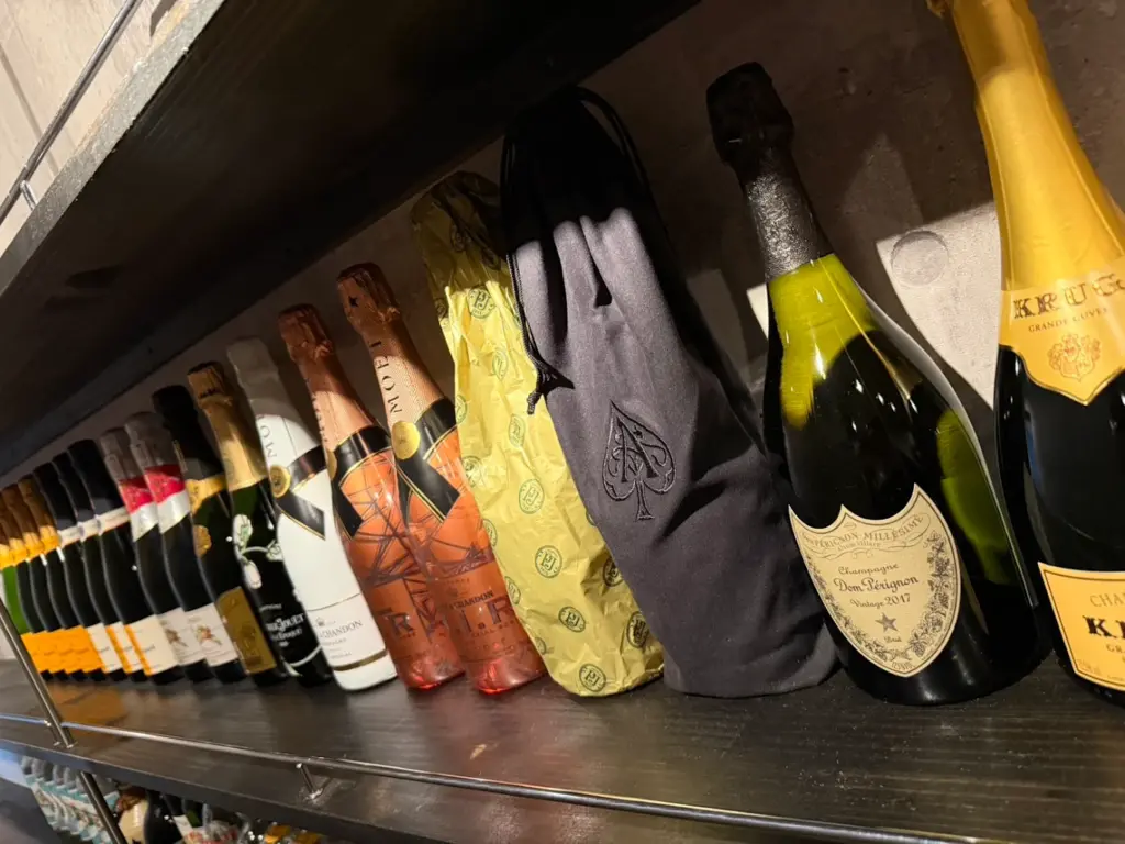 池袋駅近くのカラオケ＆バー GOLDEN TIMEでカラオケとお酒を楽しめる店内