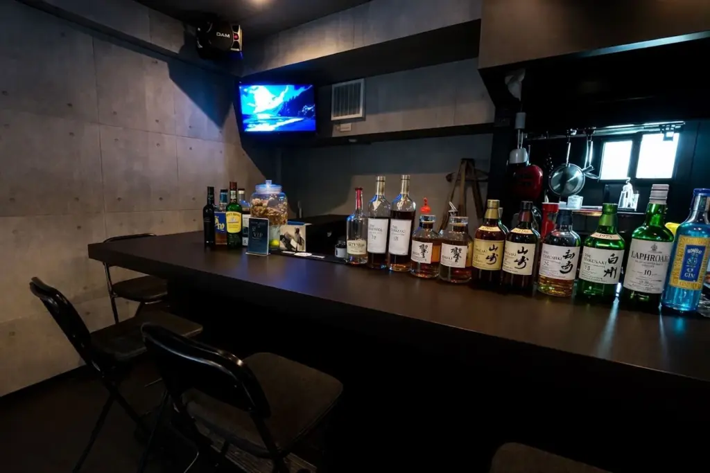 池袋駅近くのカラオケ＆バー GOLDEN TIMEでカラオケとお酒を楽しめる店内