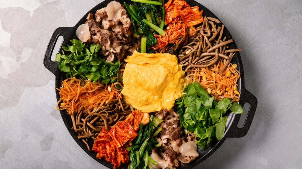 立川駅南口近くの韓国食堂ヌルンジ 立川で提供される韓国料理の盛り合わせ