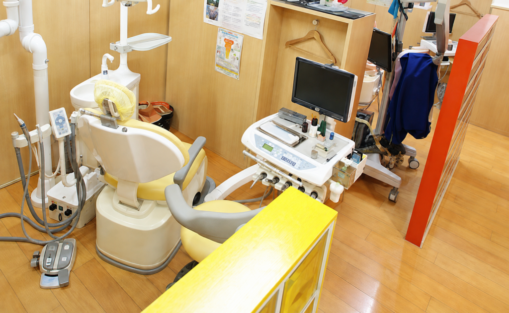 岡歯科医院の診療室にある歯科ユニットと治療設備、東京都豊島区雑司が谷の歯科医院