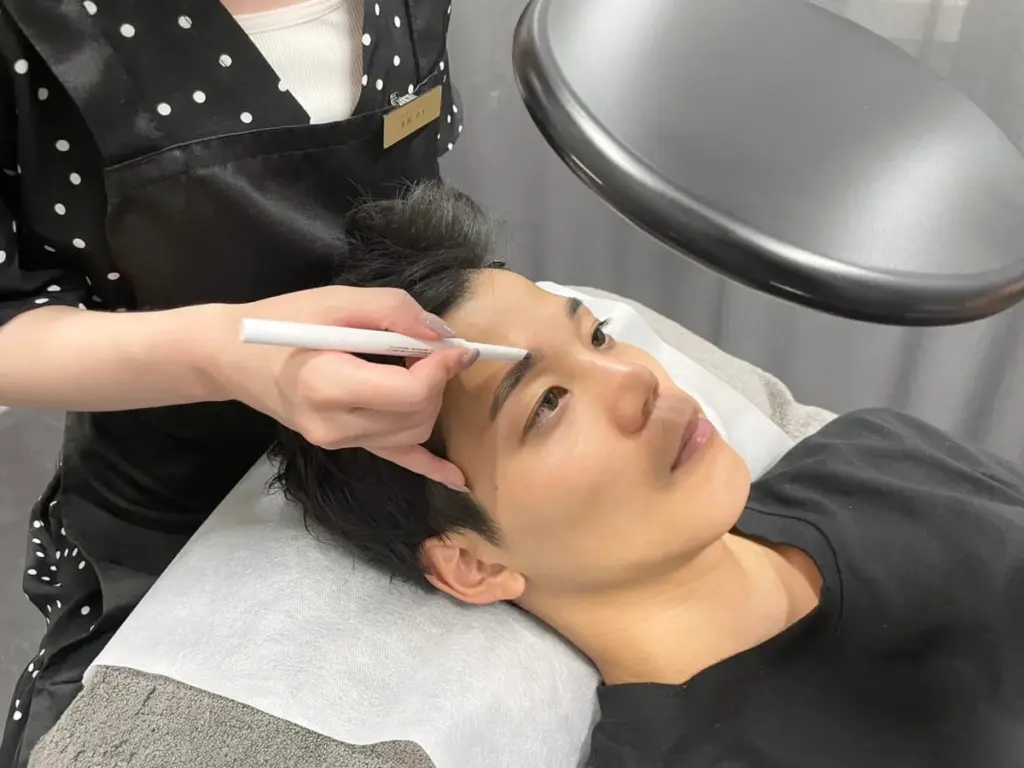 渋谷のメンズ眉毛サロンMode!? 渋谷店で眉毛ワックスを受ける男性のイメージ