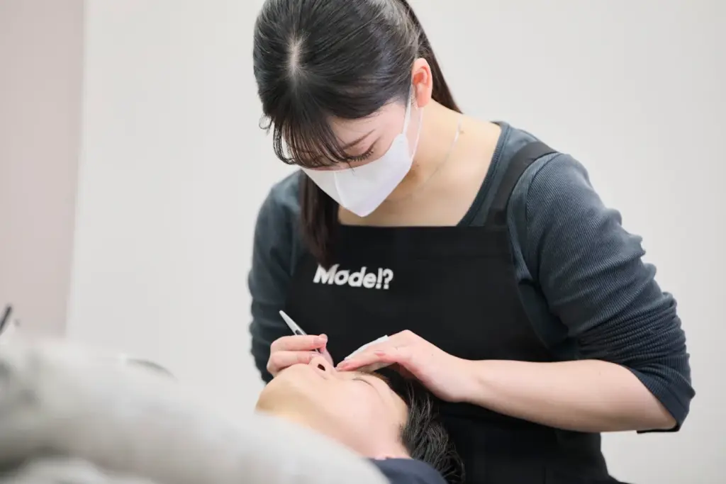 ※画像はMode!? 渋谷店で受けられるメンズ眉毛スタイリングのイメージです。