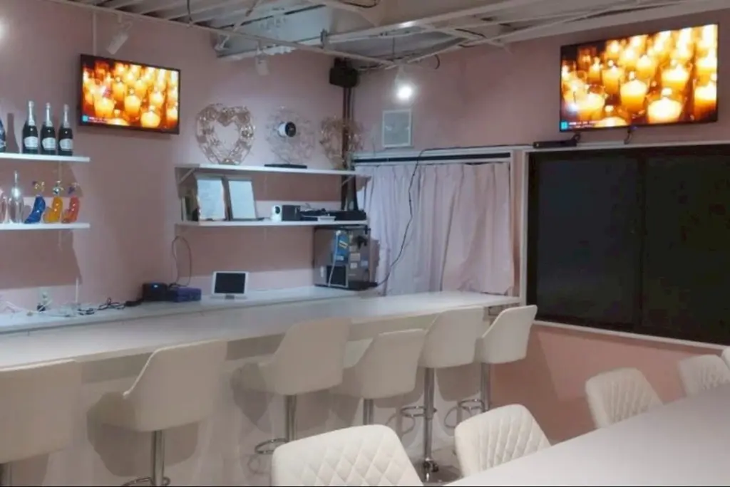 三田駅から徒歩5分のBar AFFINITYの店名が分かる外観写真