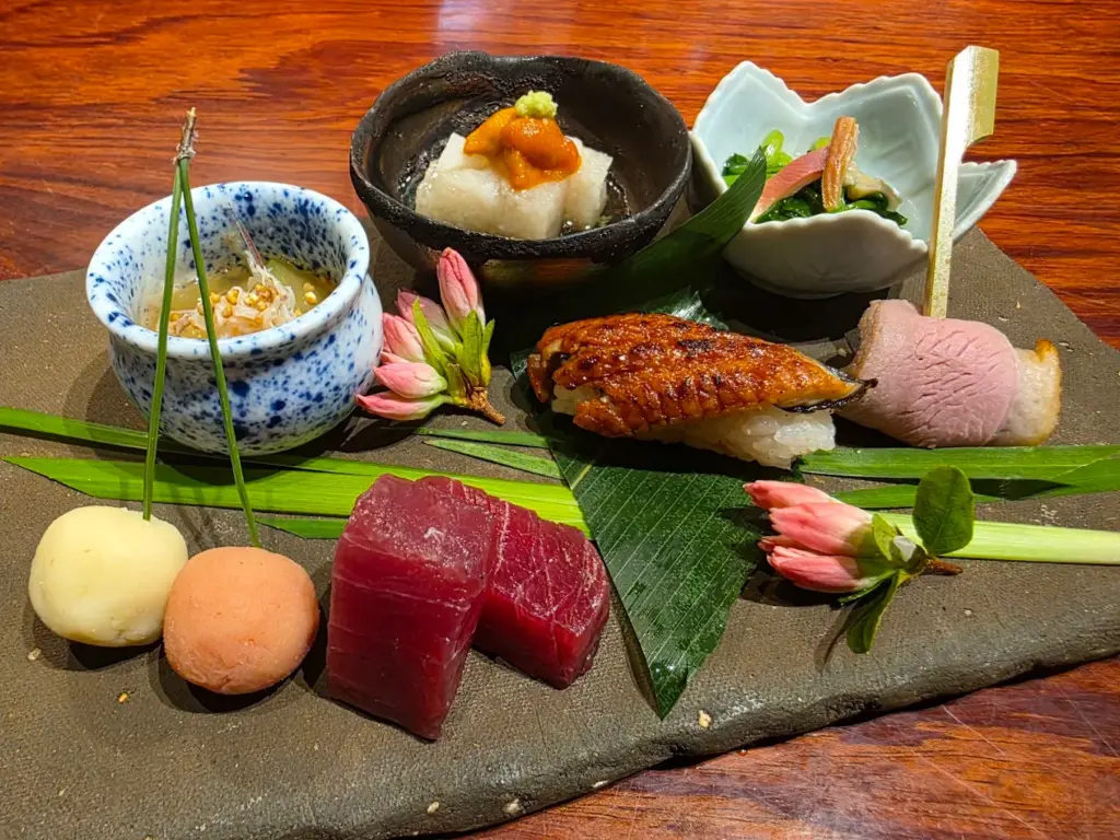 キュイジーヌ・ド・オオサカ・リョウ大阪本店の料理を黒い皿に盛り付けた料理イメージ