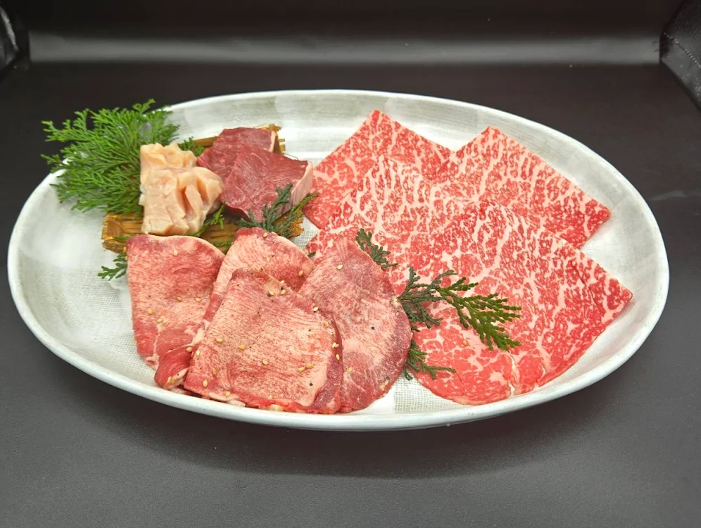 寺田町の焼肉店「焼肉 どら」の焼肉の盛り合わせ