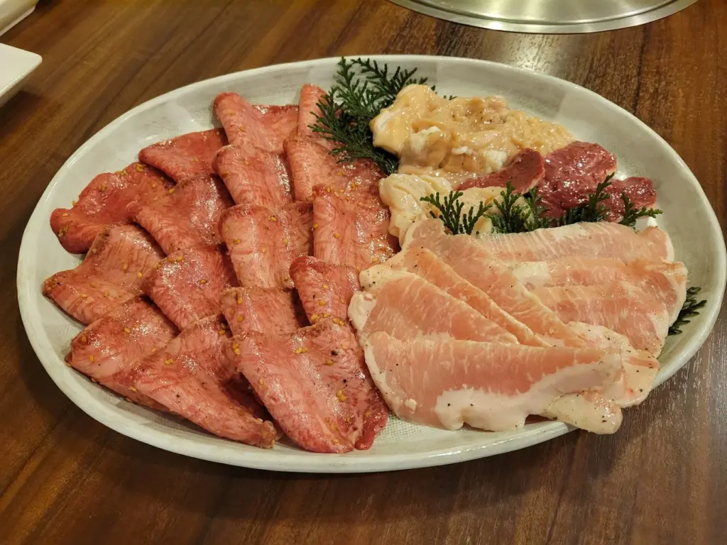 寺田町の焼肉店「焼肉 どら」の焼肉の盛り合わせ