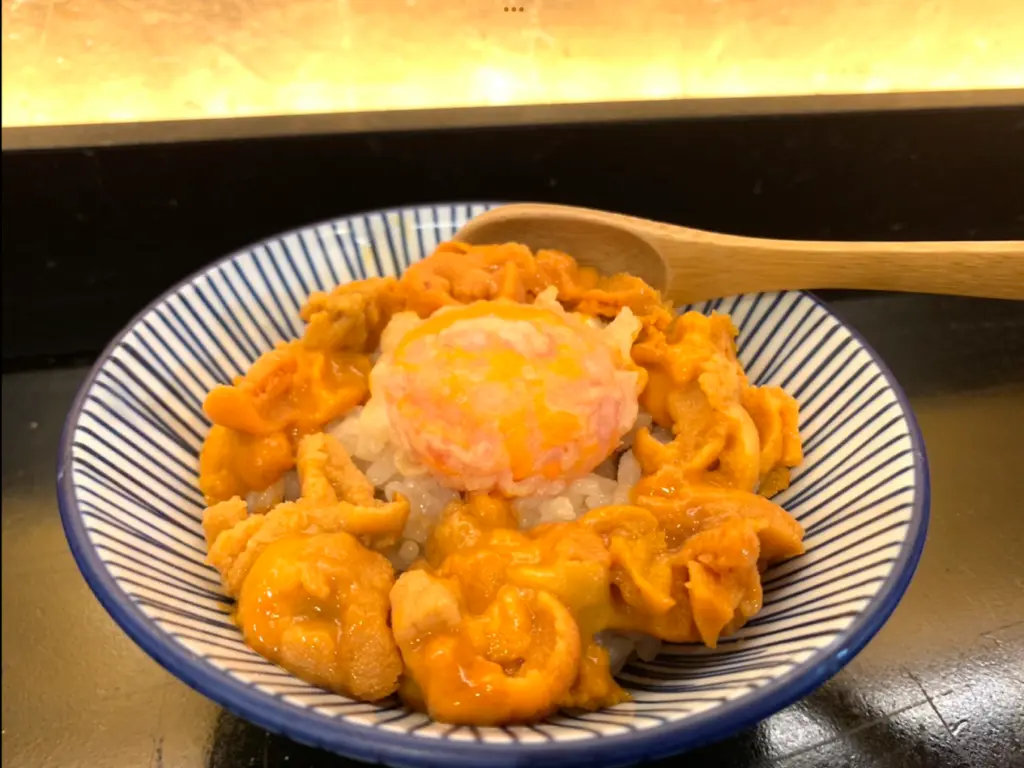 なにわ天ぷら 維心の店内で提供される天ぷら料理とシャンパンを写した北新地の食事風景