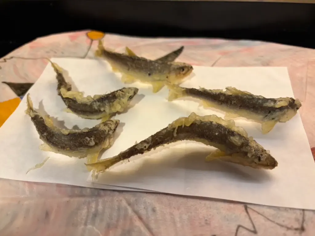 なにわ天ぷら 維心の店内で提供される天ぷら料理とシャンパンを写した北新地の食事風景