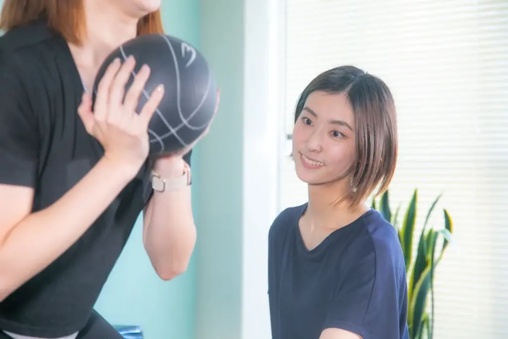 薬院大通近くのLa.vieでトレーナーと利用者がパーソナルトレーニングを行う店内
