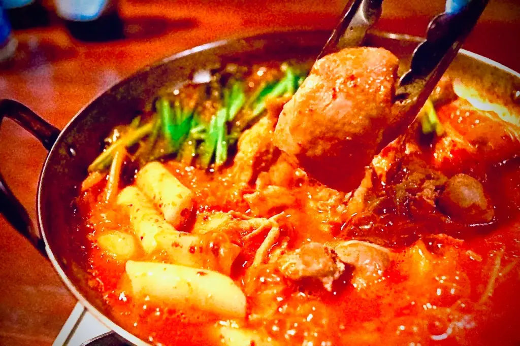 韓喰の店舗外観と韓国料理のサムギョプサル・もつ鍋を組み合わせた紹介画像