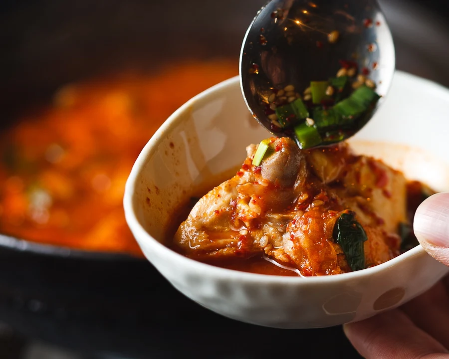 韓喰の店舗外観と韓国料理のサムギョプサル・もつ鍋を組み合わせた紹介画像