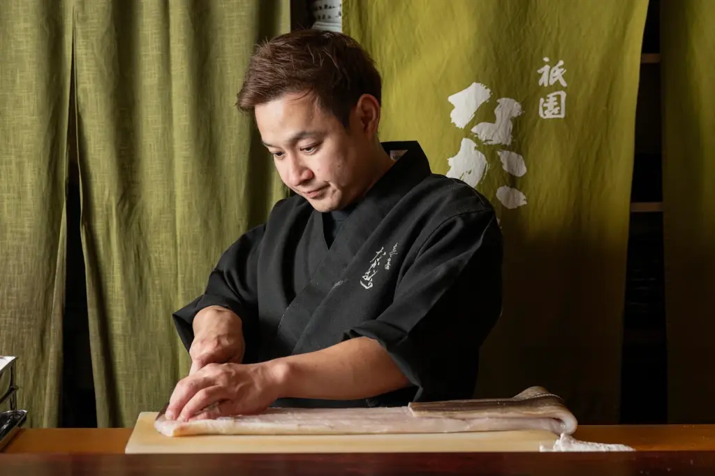 あなごと日本酒 なかむらの伝助あなごを使った会席料理が並ぶ南森町の食卓